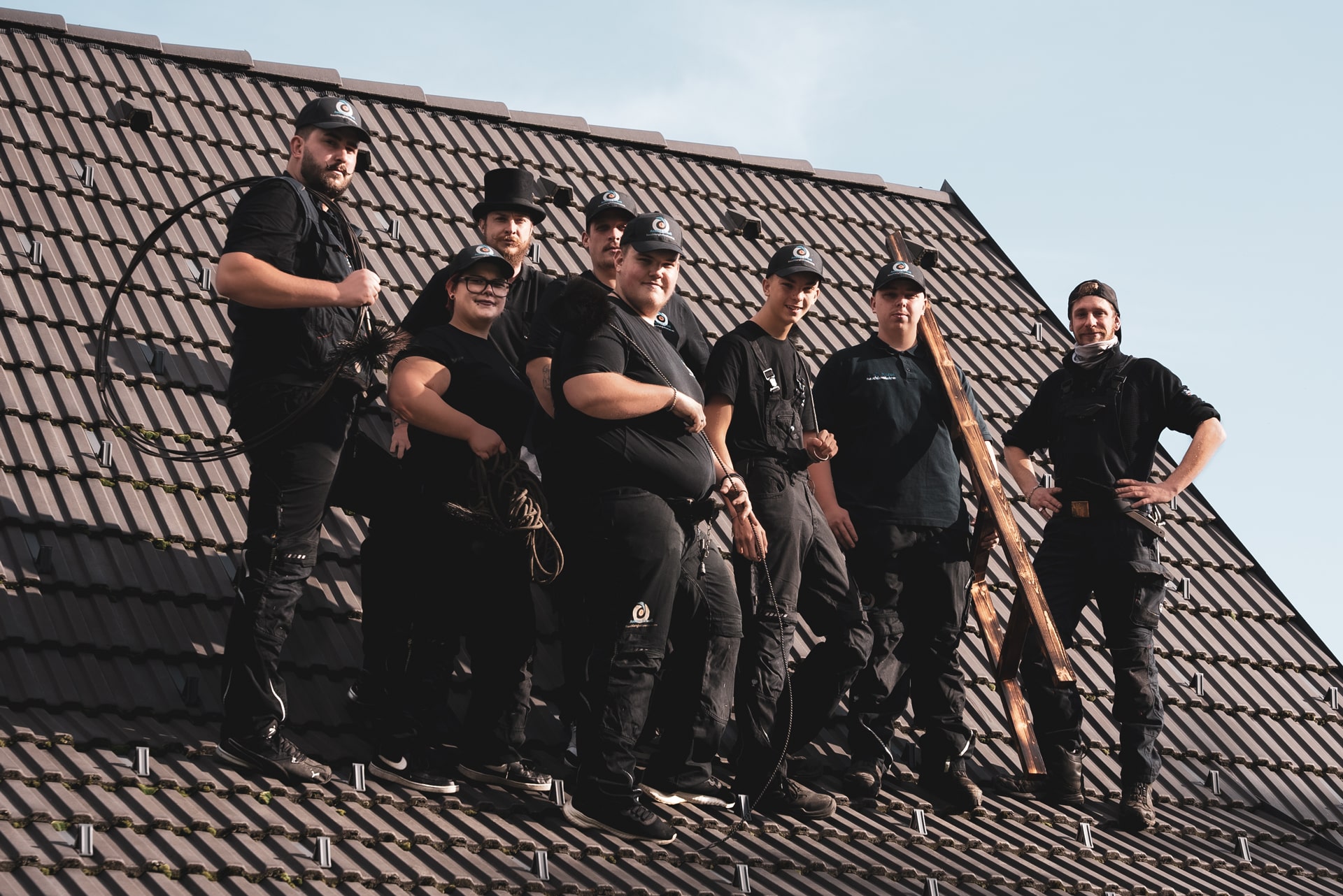 Das Team von Krauß Rauchfangkehrer Krauß in Deutschlandsberg auf dem Dach